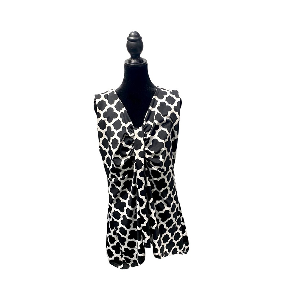 Fitted and sleeveless VKY & Co blouse.size 20